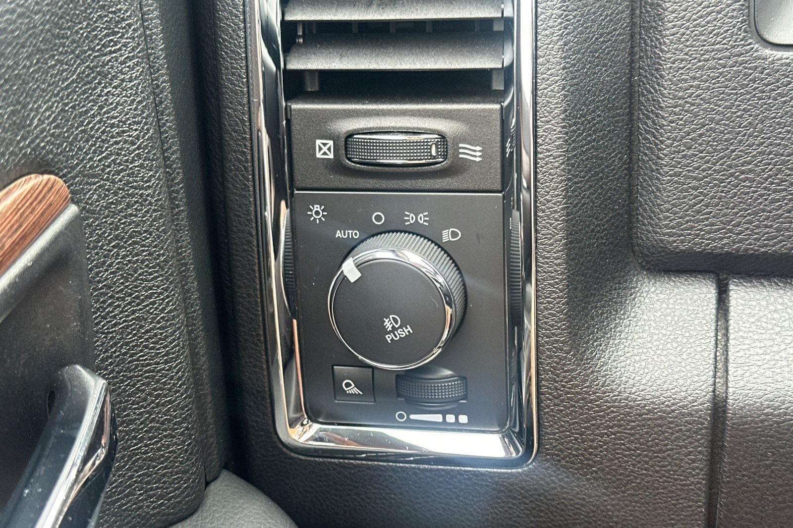 Used 2014 RAM 1500 Laramie w/ Convenience Group AWD/4WD image 30