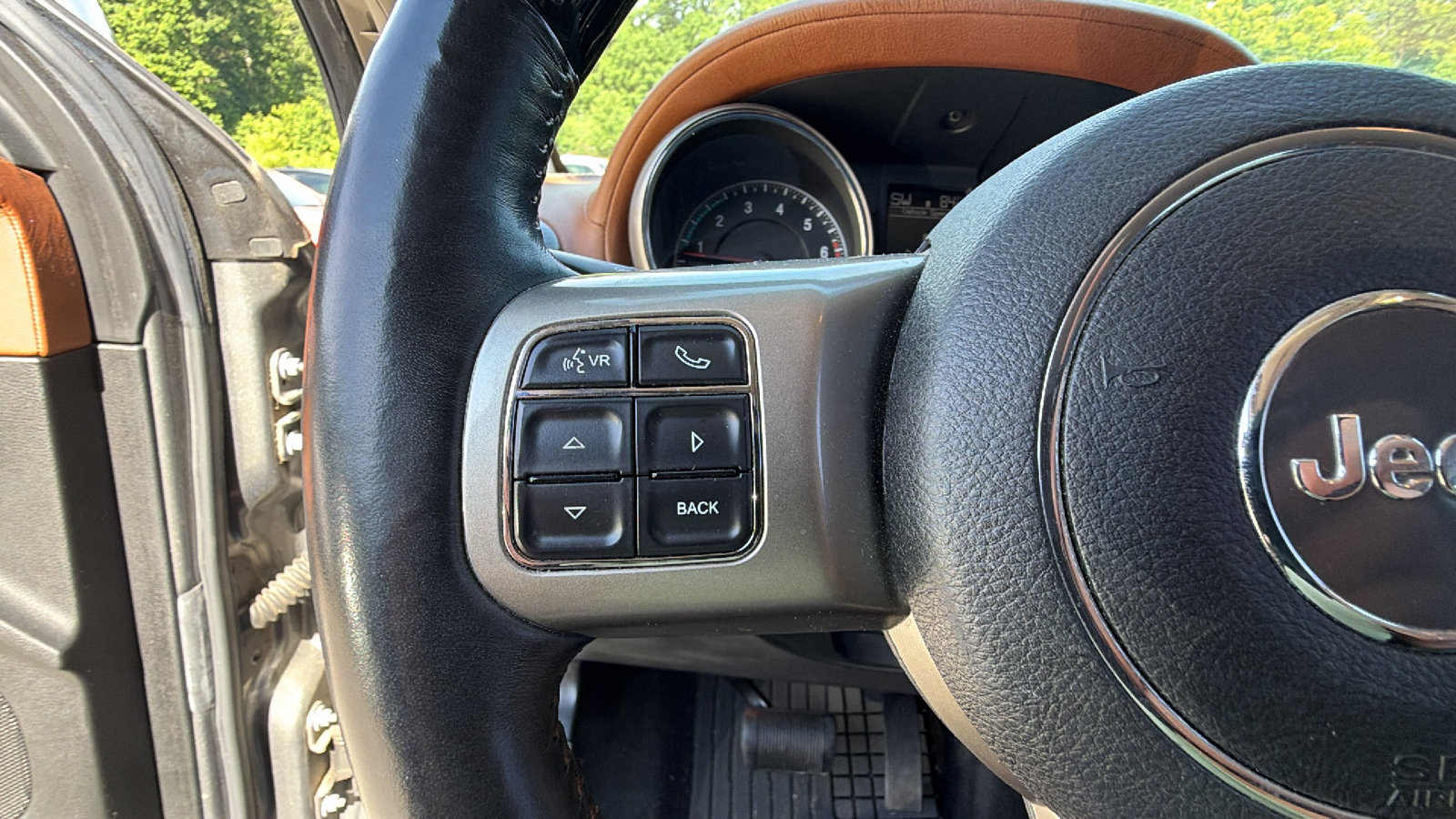 Used 2012 Jeep Grand Cherokee Overland Summit RWD image 28