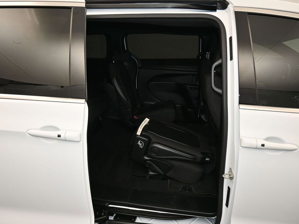 Used 2024 Chrysler Pacifica Touring image 51