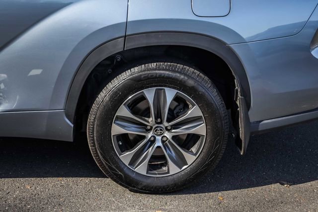 Used 2022 Toyota Highlander XLE AWD/4WD image 14