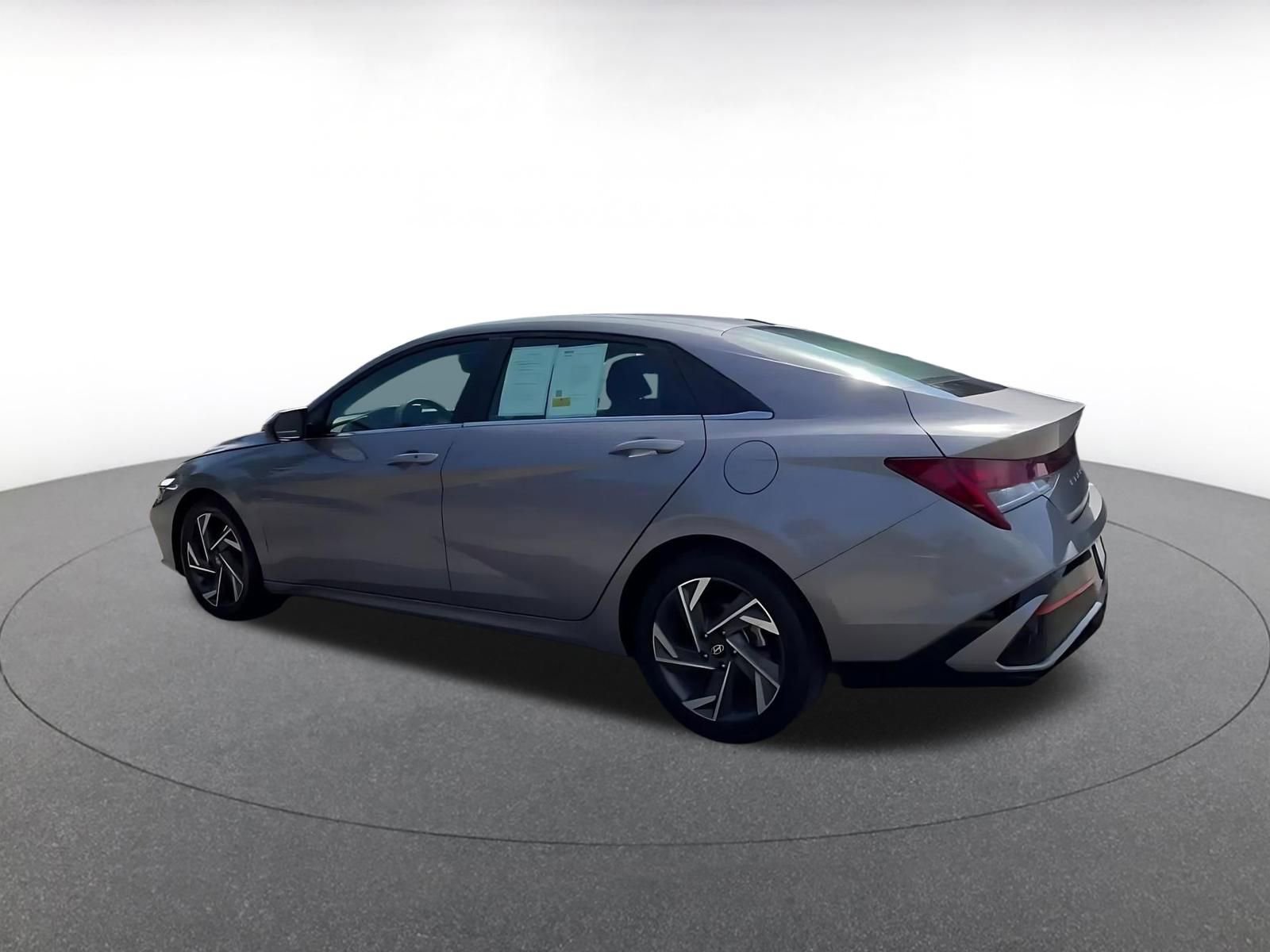 Used 2025 Hyundai Elantra SEL FWD image 10