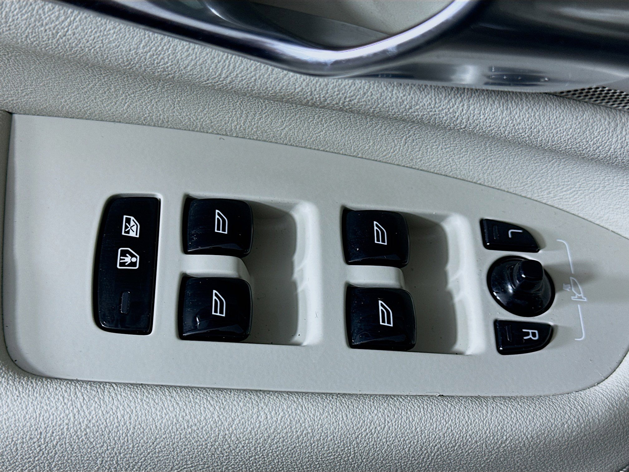 Used 2025 Volvo XC90 B5 Core w/ Protection Package AWD/4WD image 15