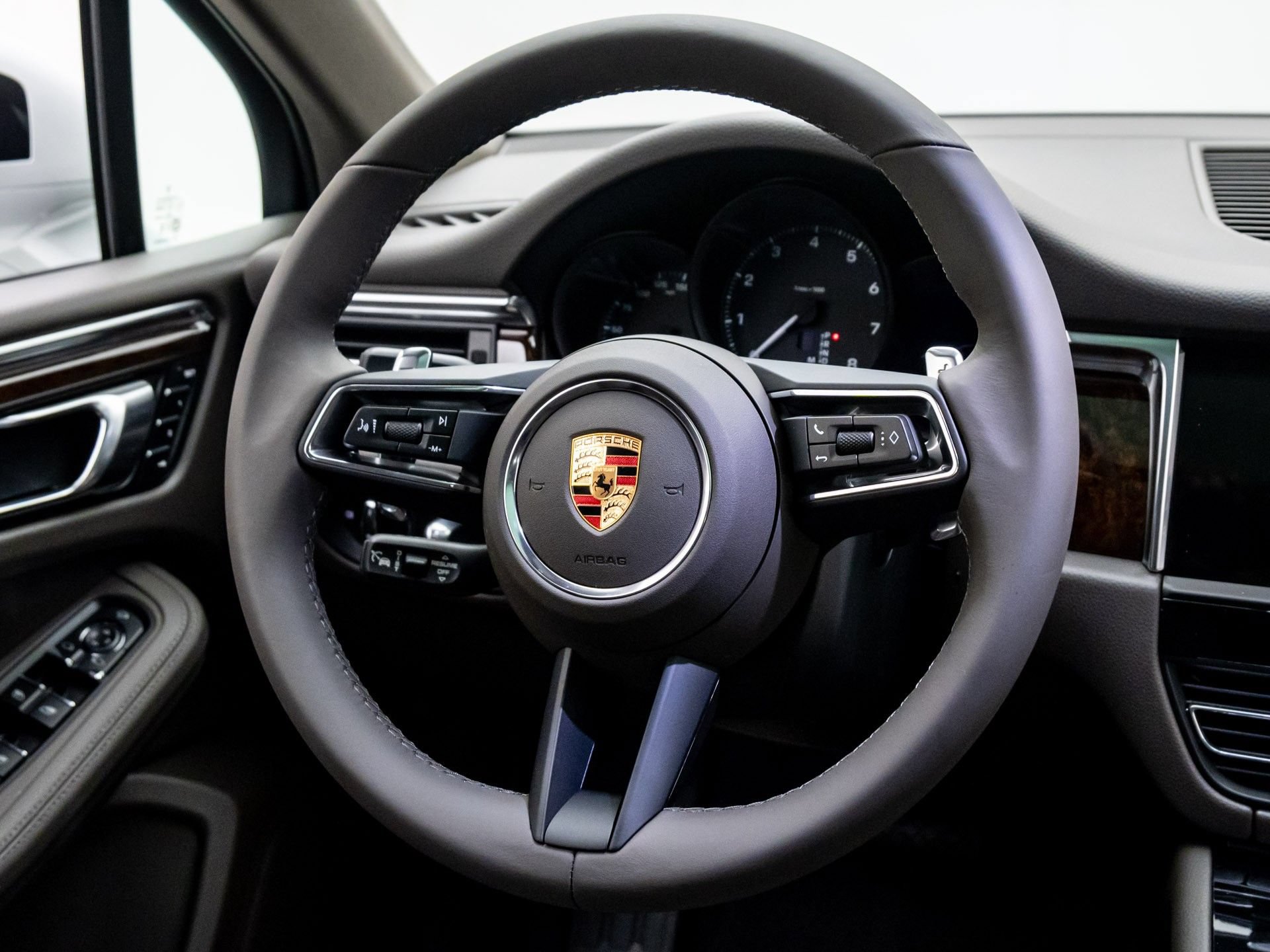 Certified 2026 Porsche Macan AWD/4WD image 17