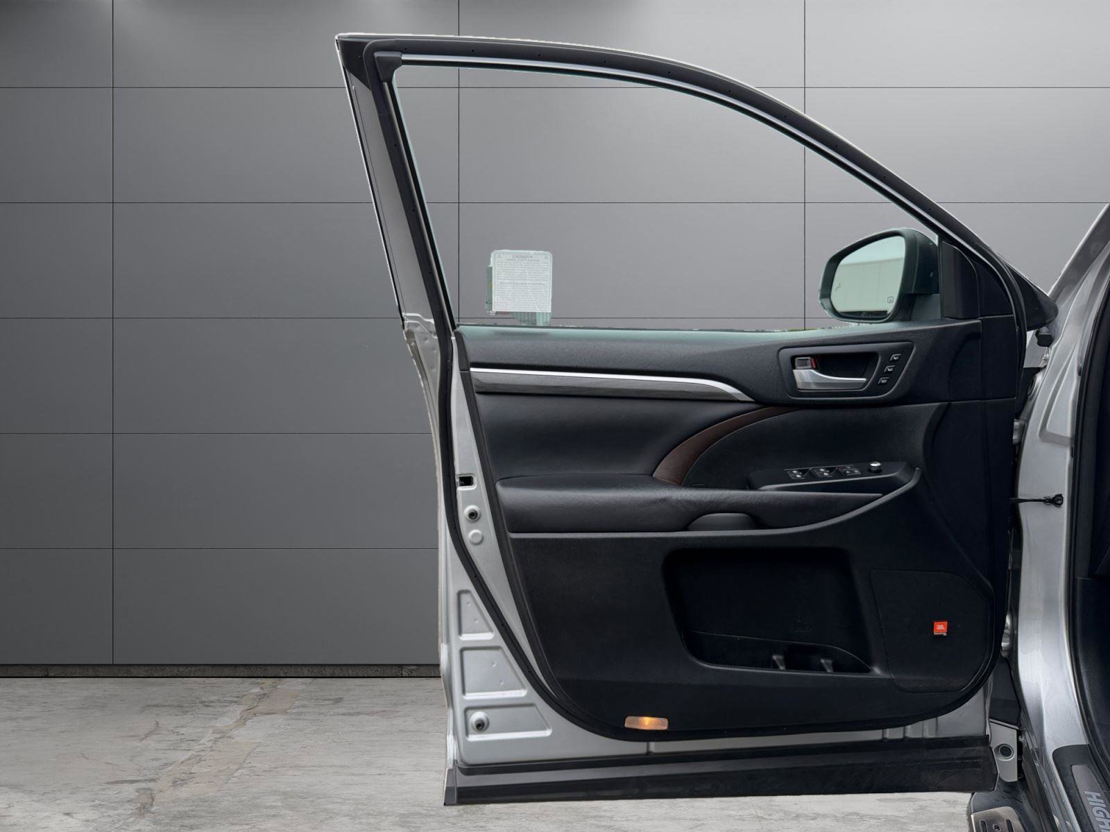 Used 2017 Toyota Highlander Limited Platinum image 14