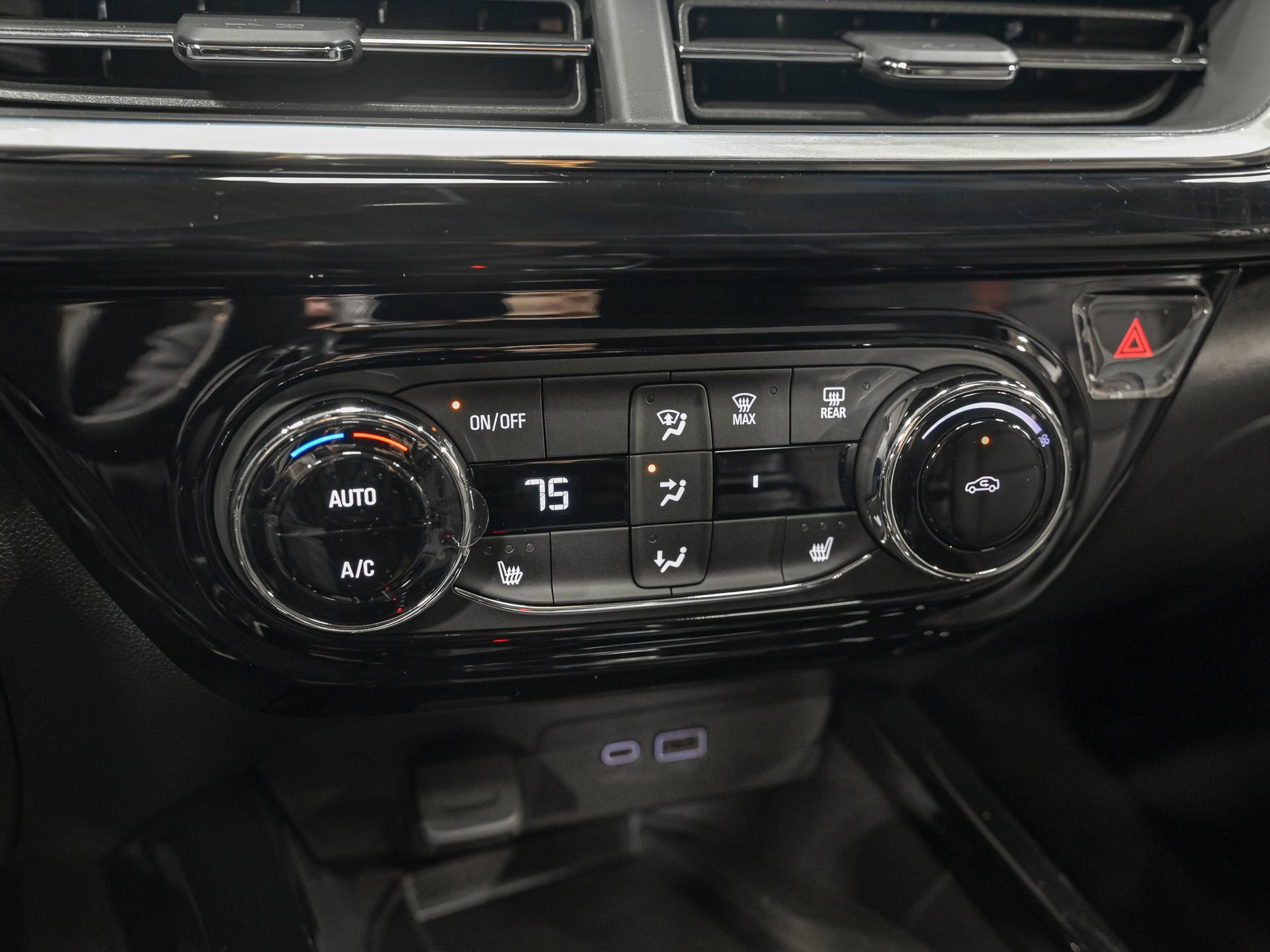 Used 2025 Chevrolet Trax RS w/ Sunroof Package image 22