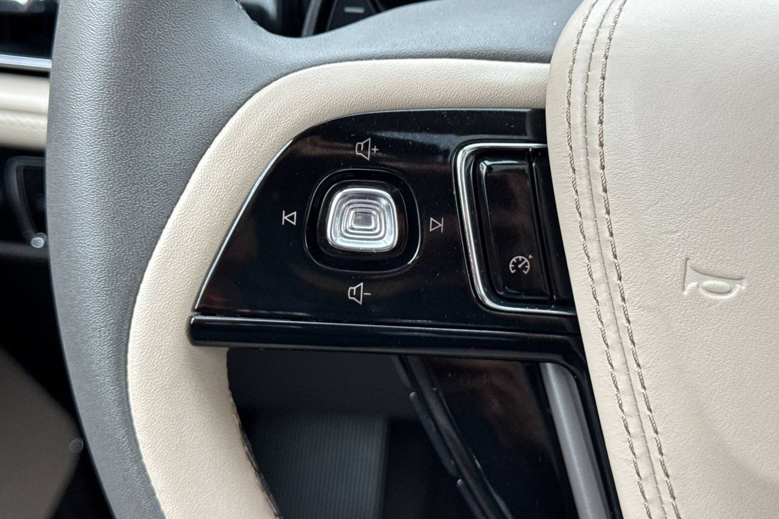 Used 2023 Lincoln Aviator 2WD w/ Premium Package image 33