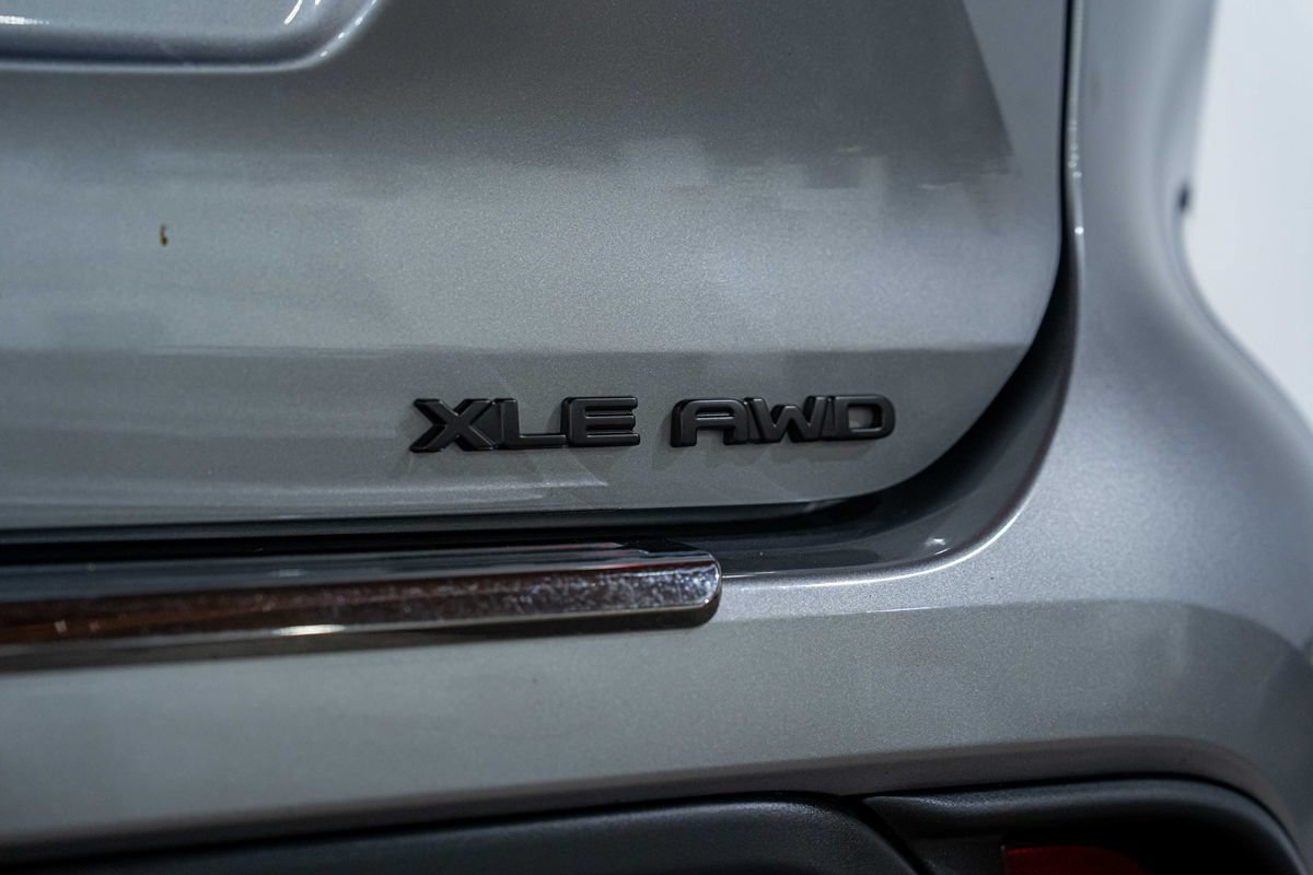 Used 2022 Toyota Highlander XLE AWD/4WD image 12