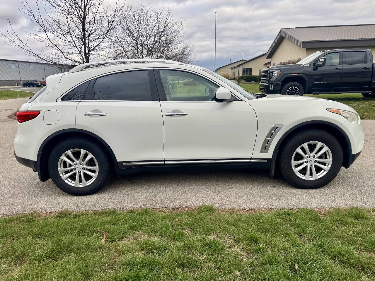 Used 2010 INFINITI FX35 AWD w/ Navigation Pkg image 5