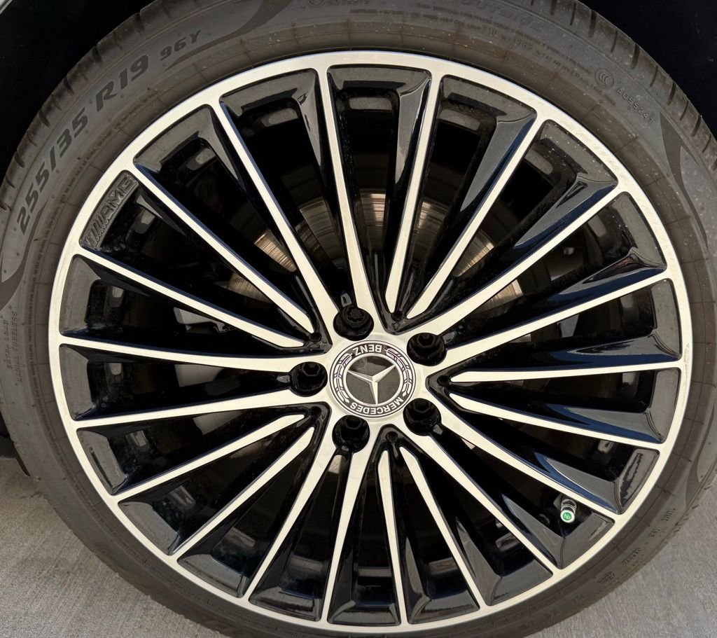 Used 2025 Mercedes-Benz C 300 Sedan image 10