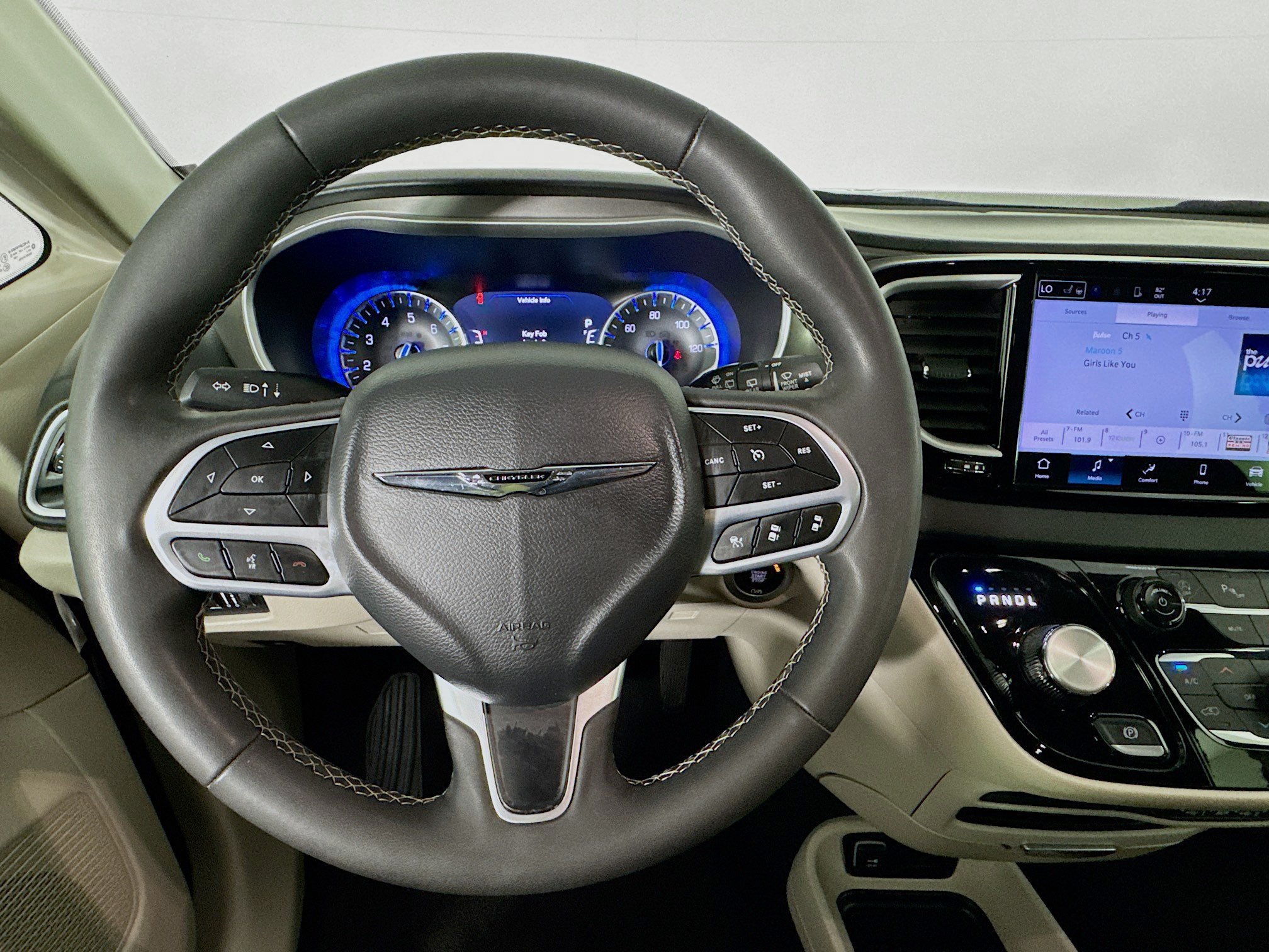 Used 2024 Chrysler Pacifica Touring-L FWD image 11