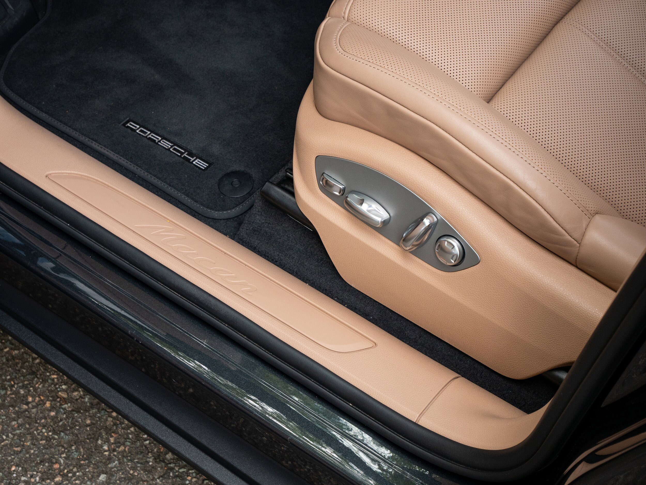 Certified 2025 Porsche Macan AWD/4WD image 25