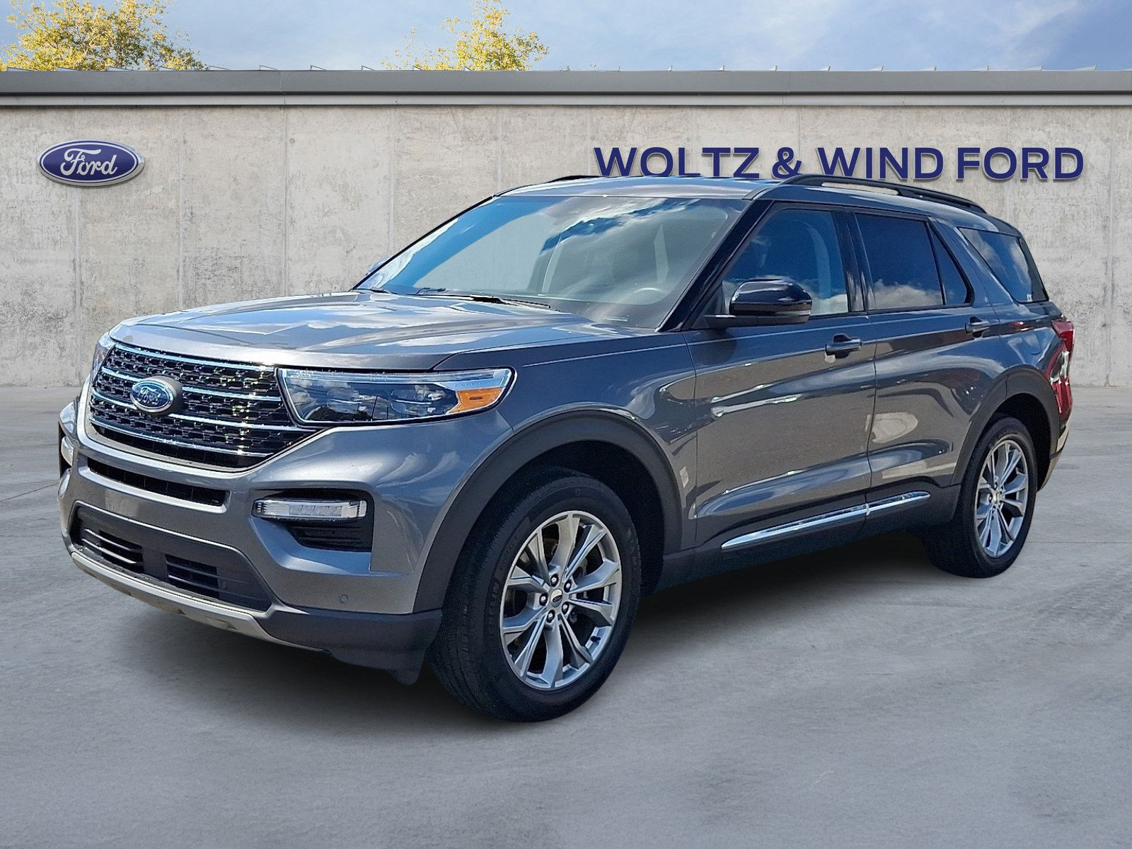 Used 2024 Ford Explorer XLT w/ Equipment Group 202A AWD/4WD image 3