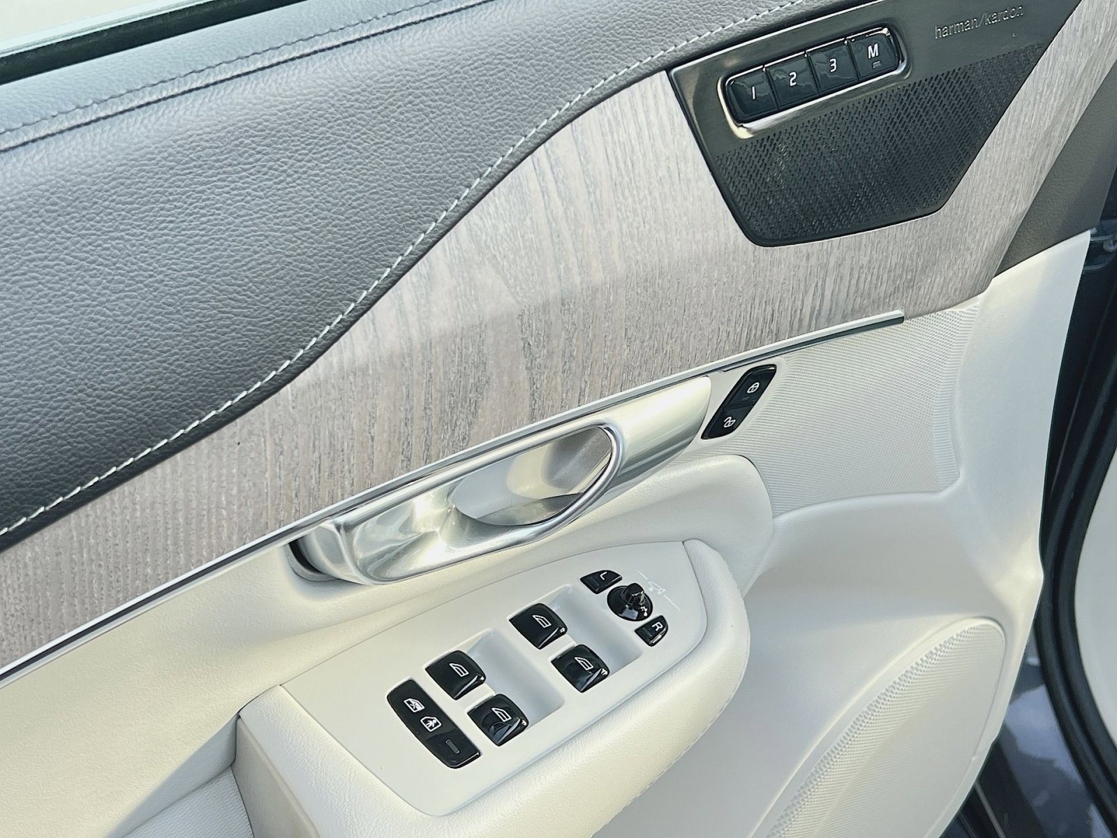 Certified 2023 Volvo XC90 B6 Ultimate w/ Protection Package image 15