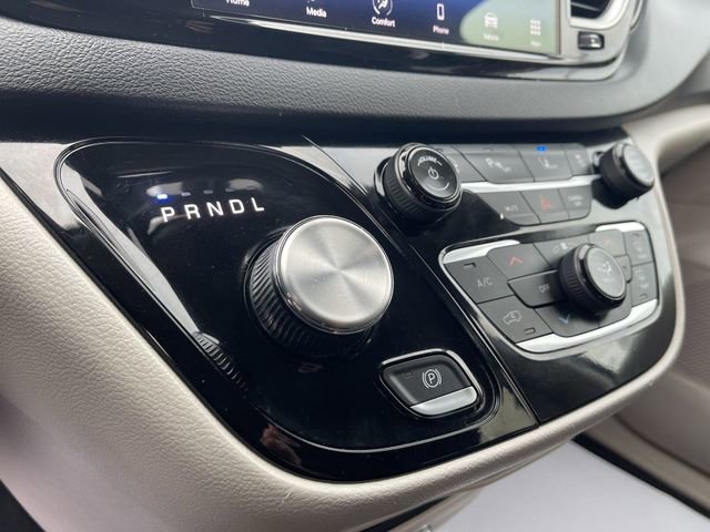Used 2024 Chrysler Pacifica Touring-L image 16
