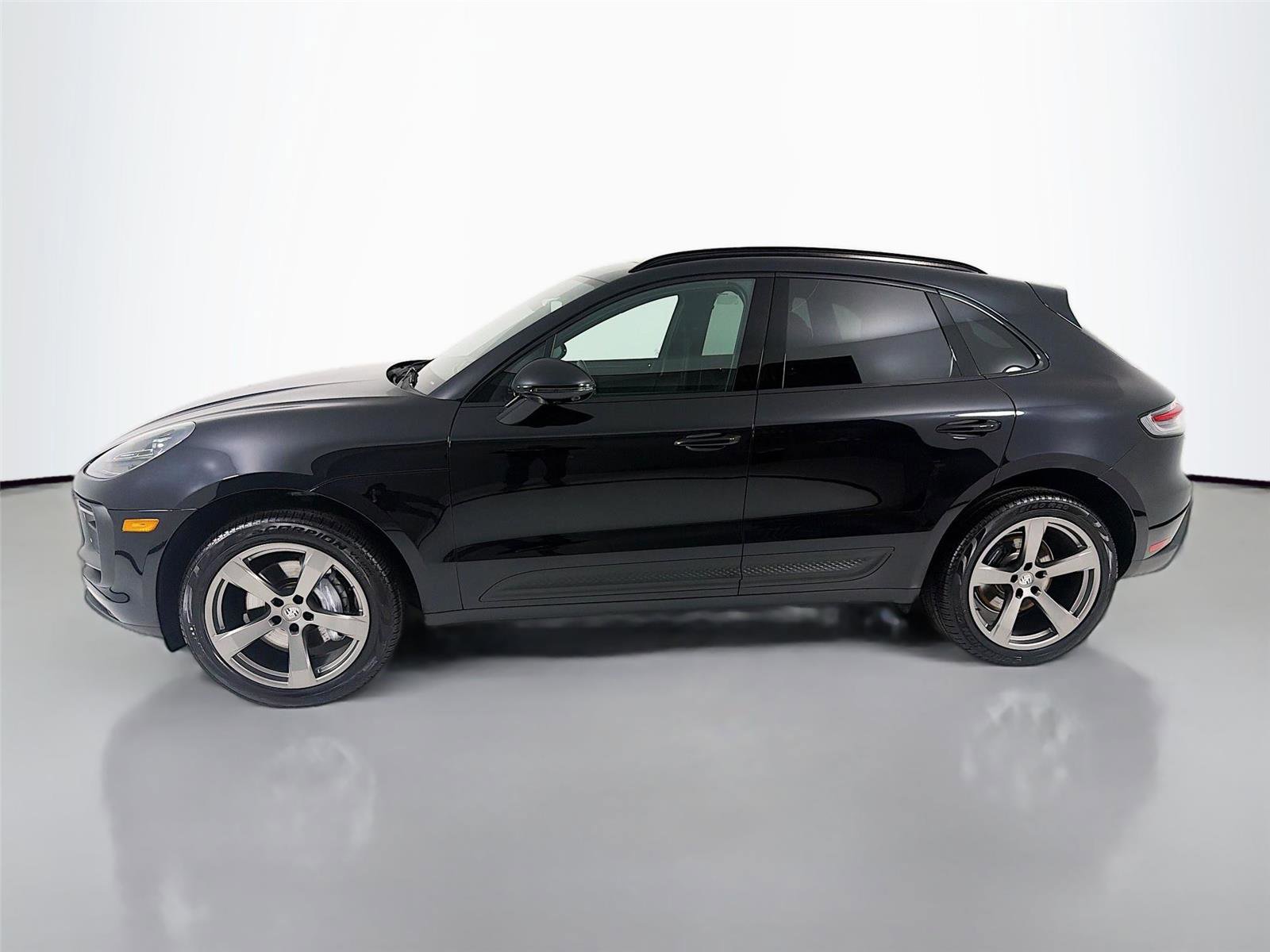 Certified 2025 Porsche Macan AWD/4WD image 2