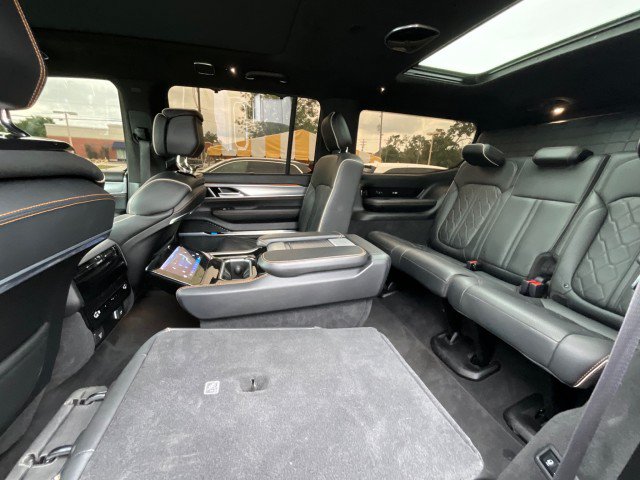 Used 2023 Jeep Grand Wagoneer Series III AWD/4WD image 37