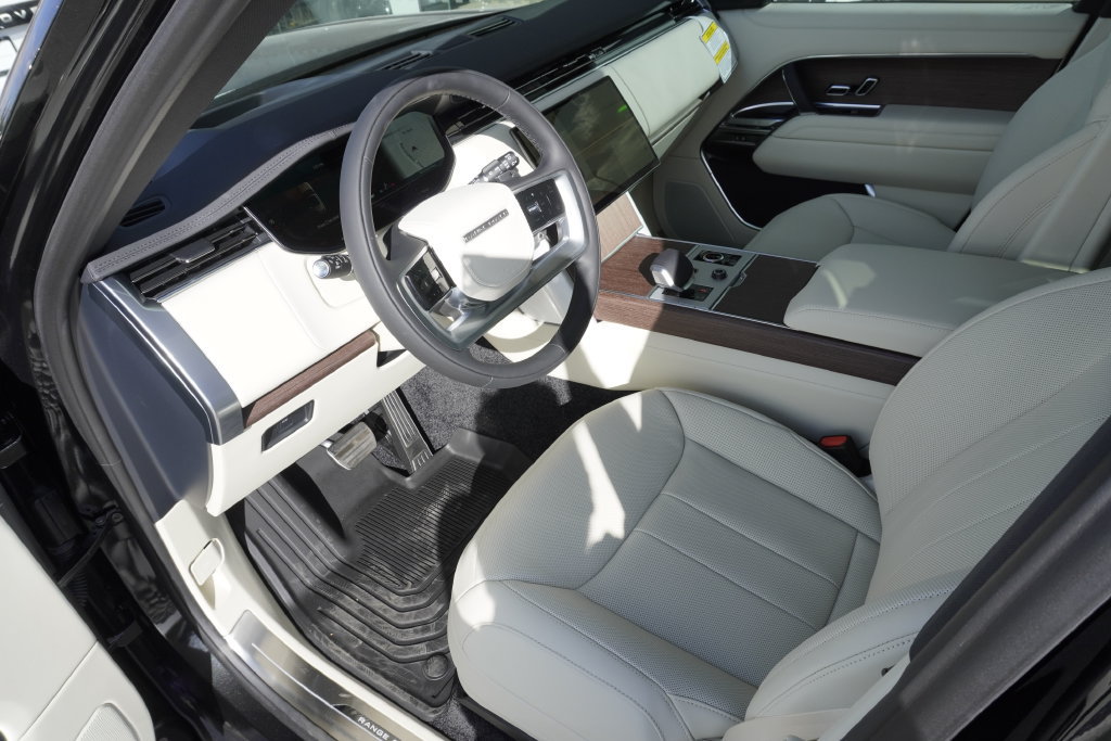 New 2027 Land Rover Range Rover Long Wheelbase SE AWD/4WD image 18