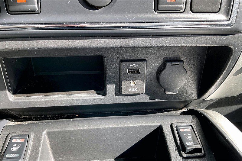 Used 2018 Nissan Titan SL image 16