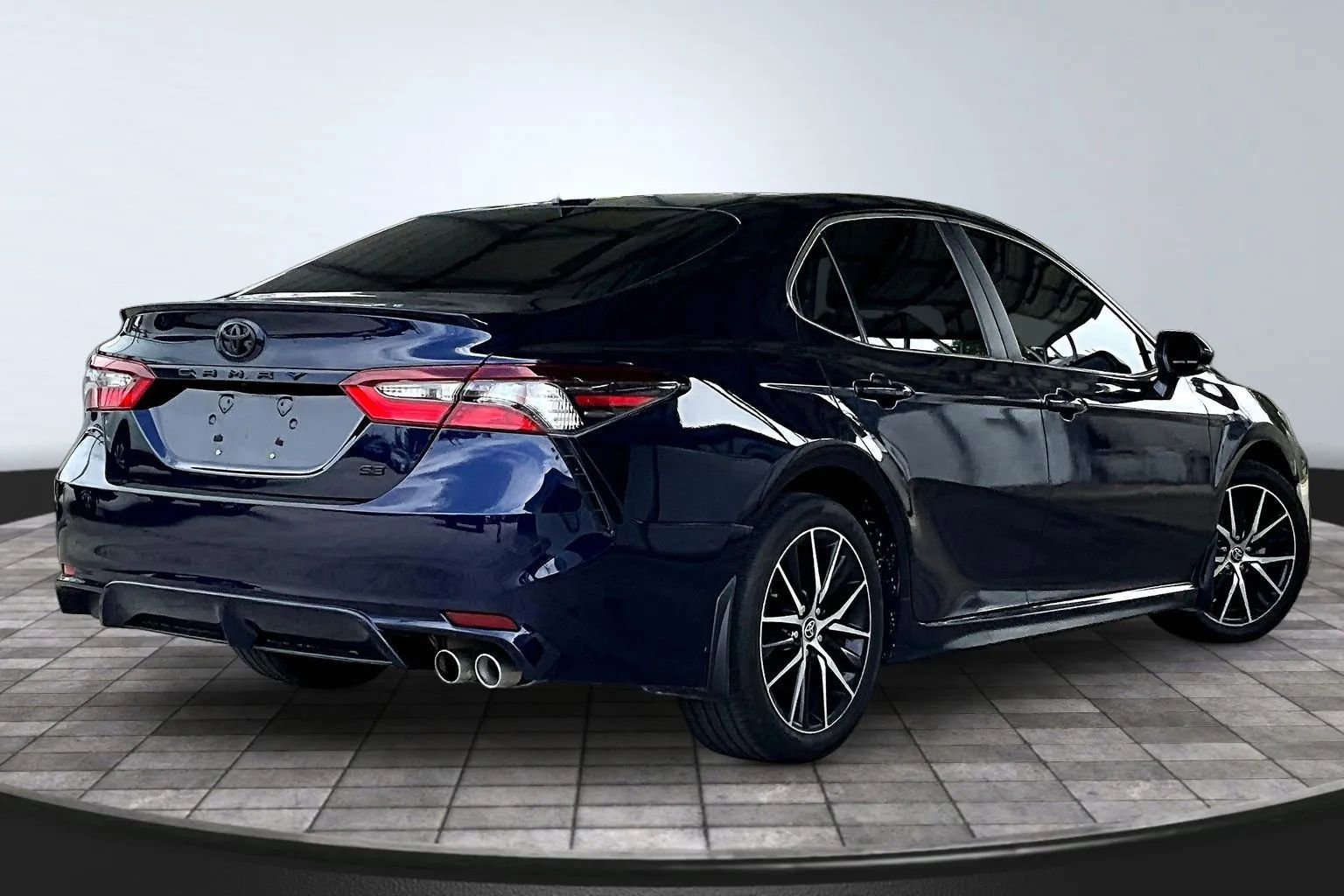 Used 2022 Toyota Camry SE w/ Cold Weather Package FWD image 6