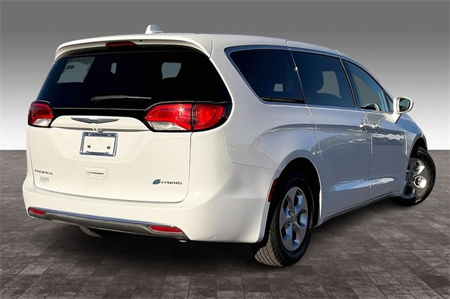 Used 2017 Chrysler Pacifica Touring Plus image 2