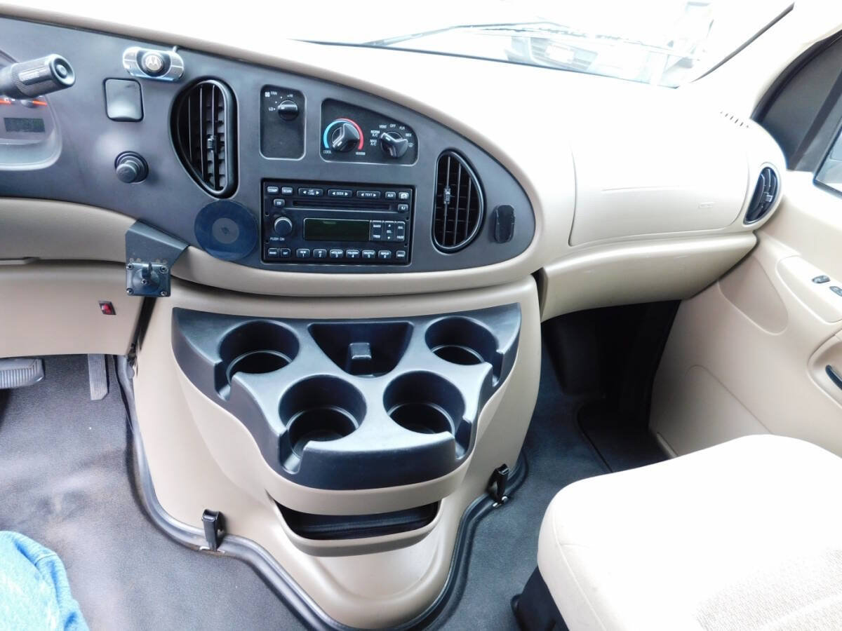 Used 2006 Ford E-150 and Econoline 150 RWD image 6