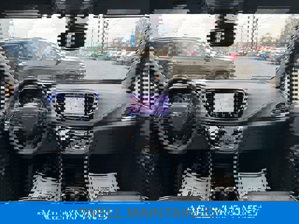 Used 2025 Chrysler Pacifica Limited image 3