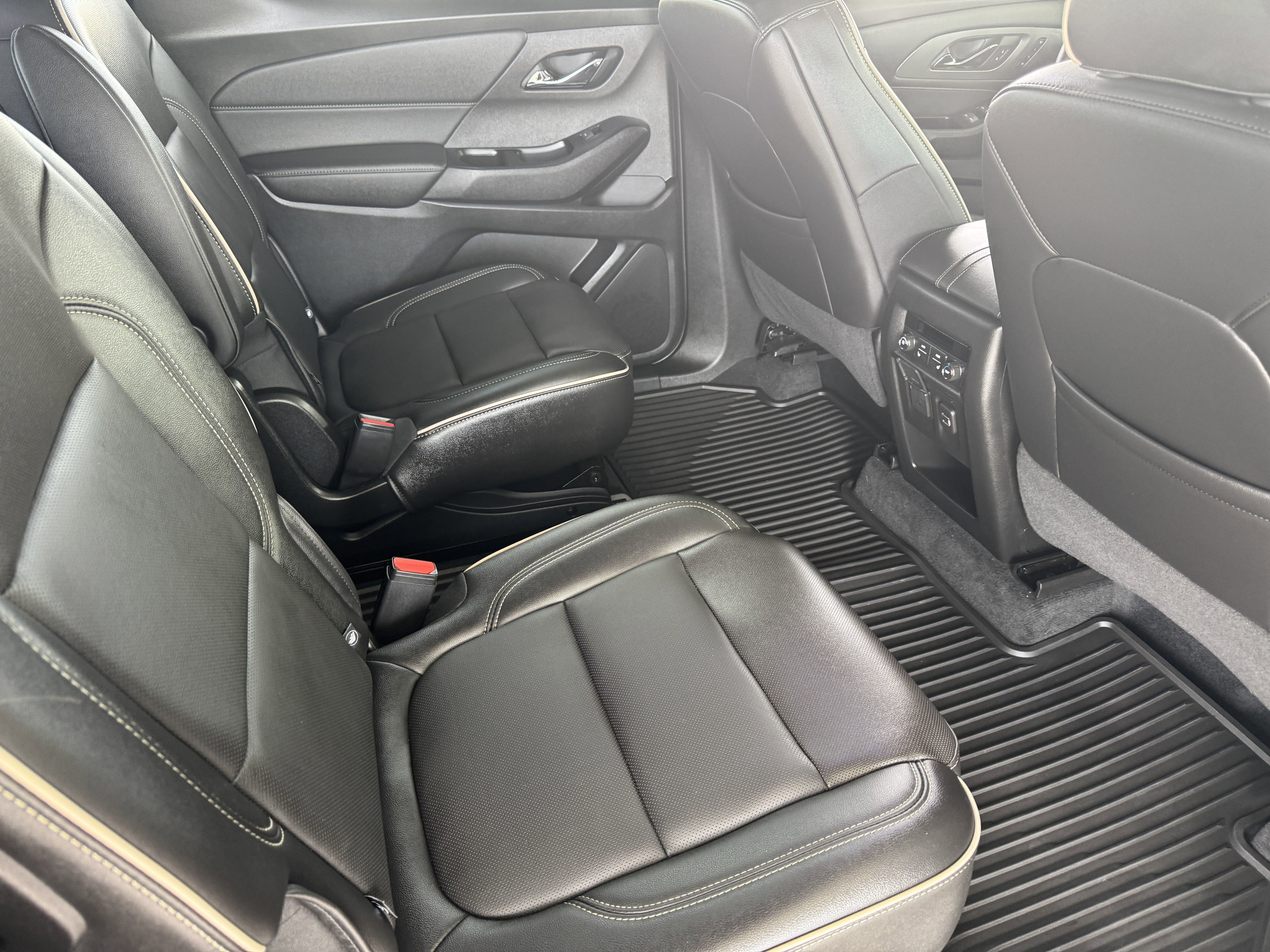 Used 2023 Chevrolet Traverse Premier image 19