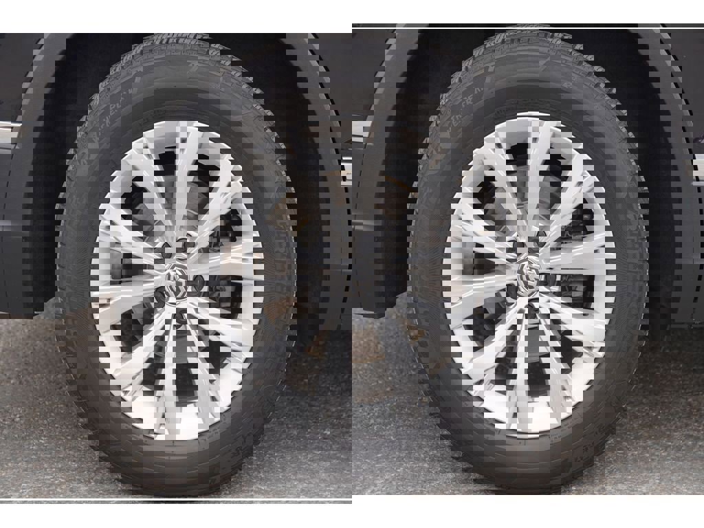 Used 2018 Volkswagen Tiguan SE w/ Panoramic Sunroof Package image 6