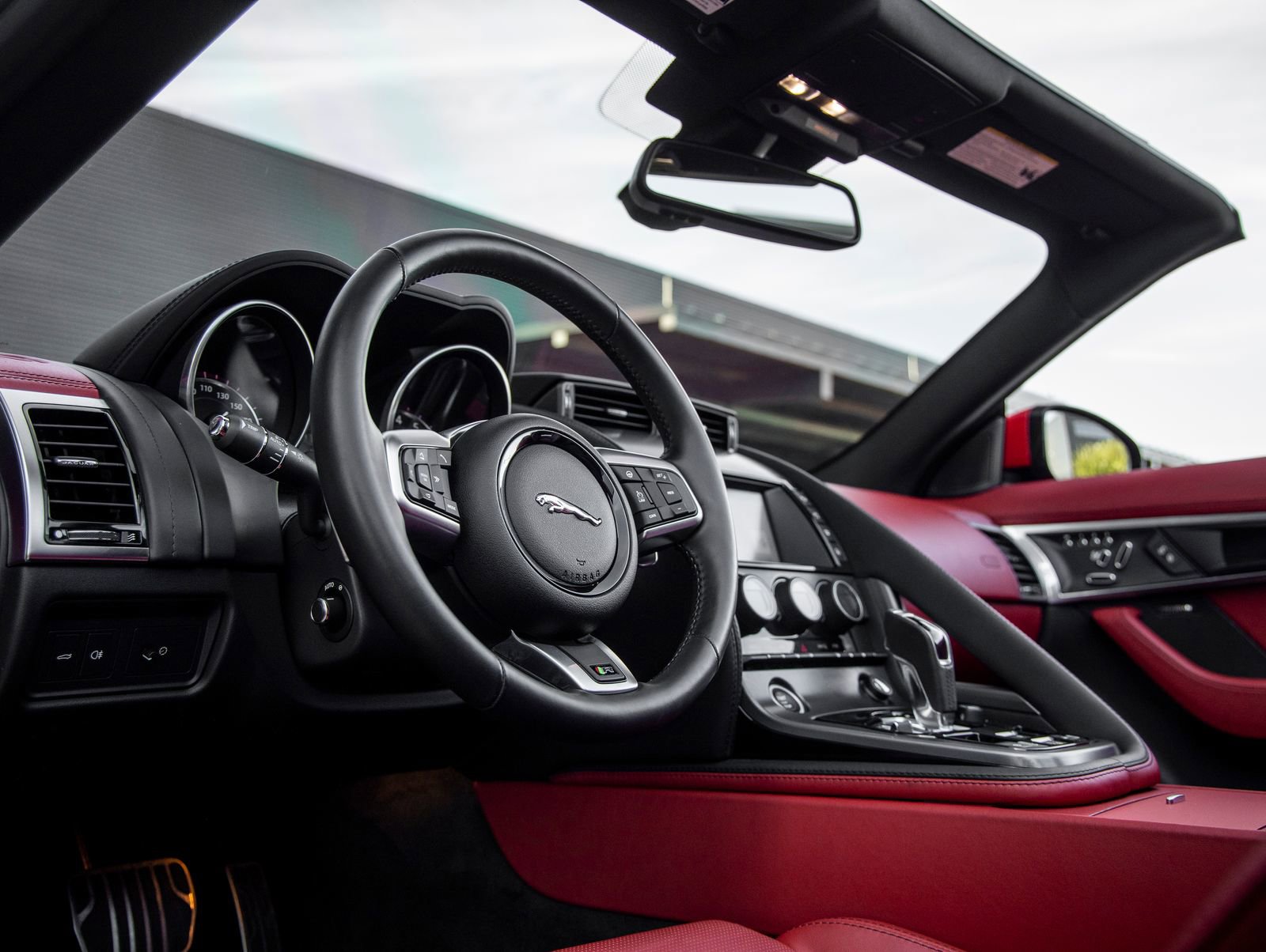 Used 2018 Jaguar F-TYPE R image 27