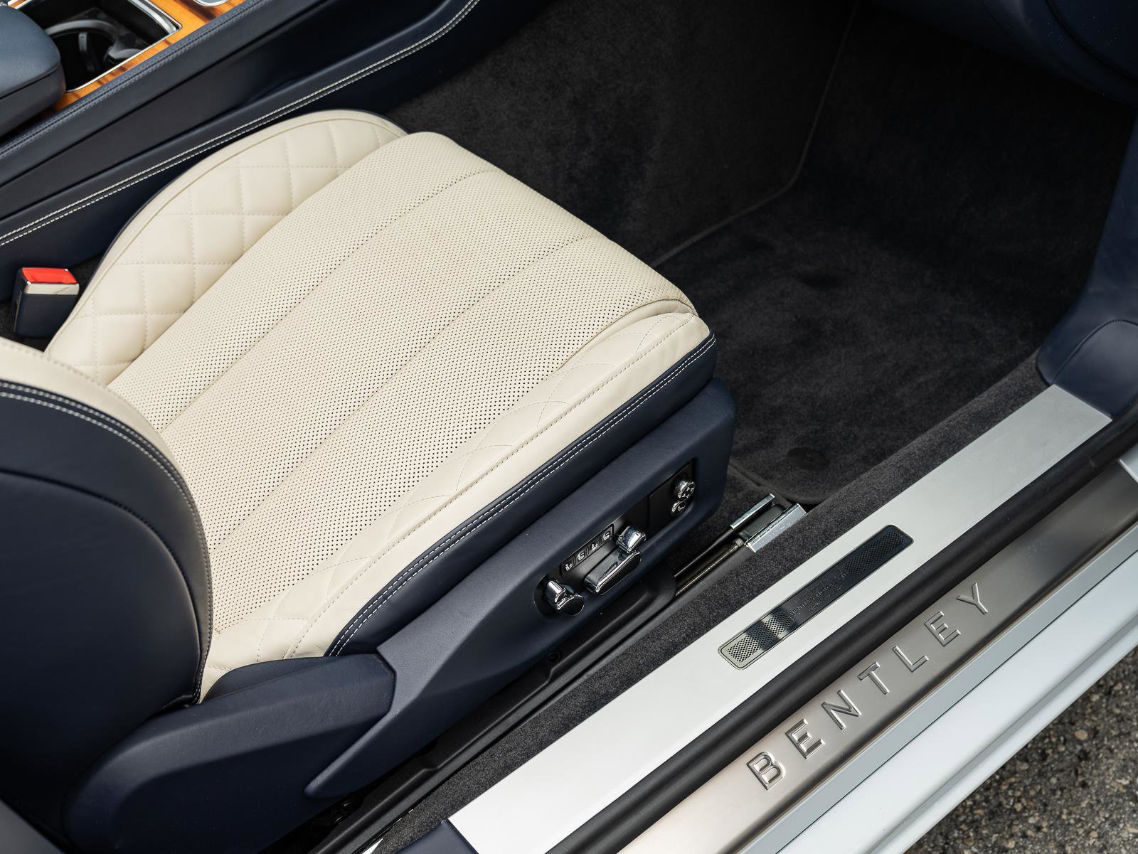 Used 2021 Bentley Continental GT V8 image 30