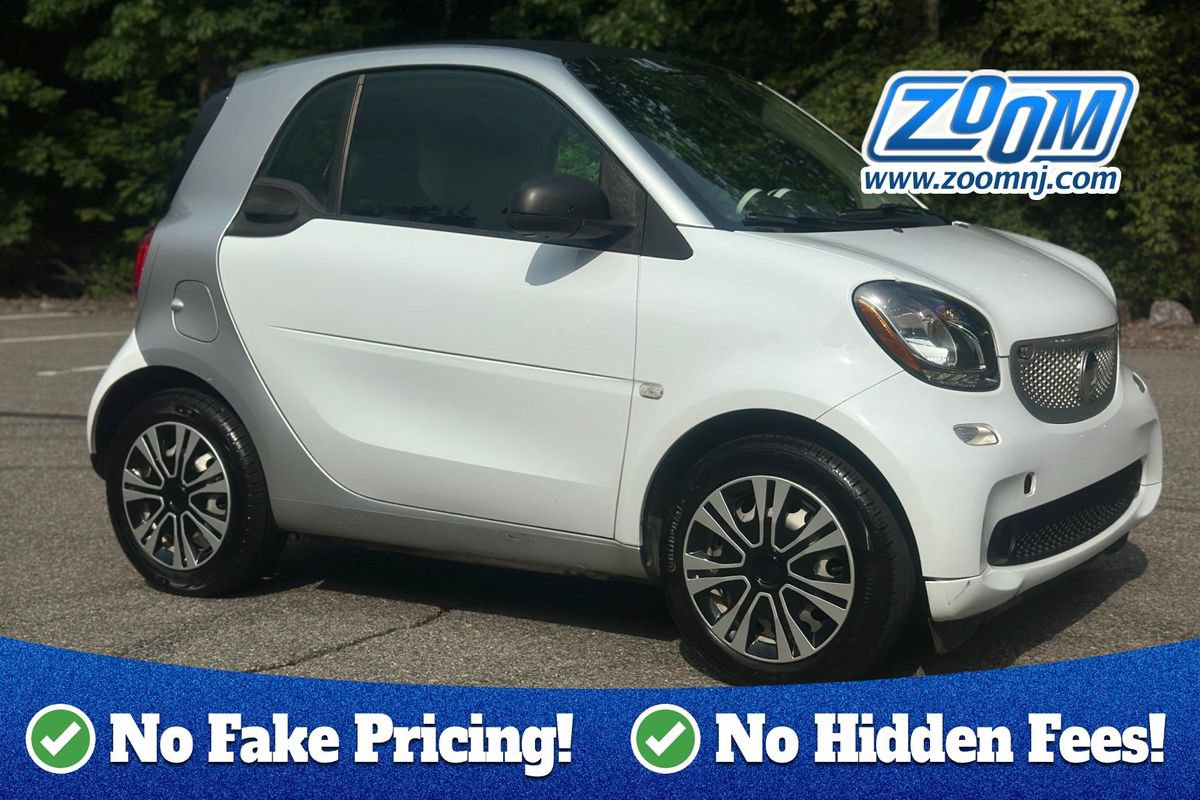 Used 2017 smart fortwo pure RWD image 1