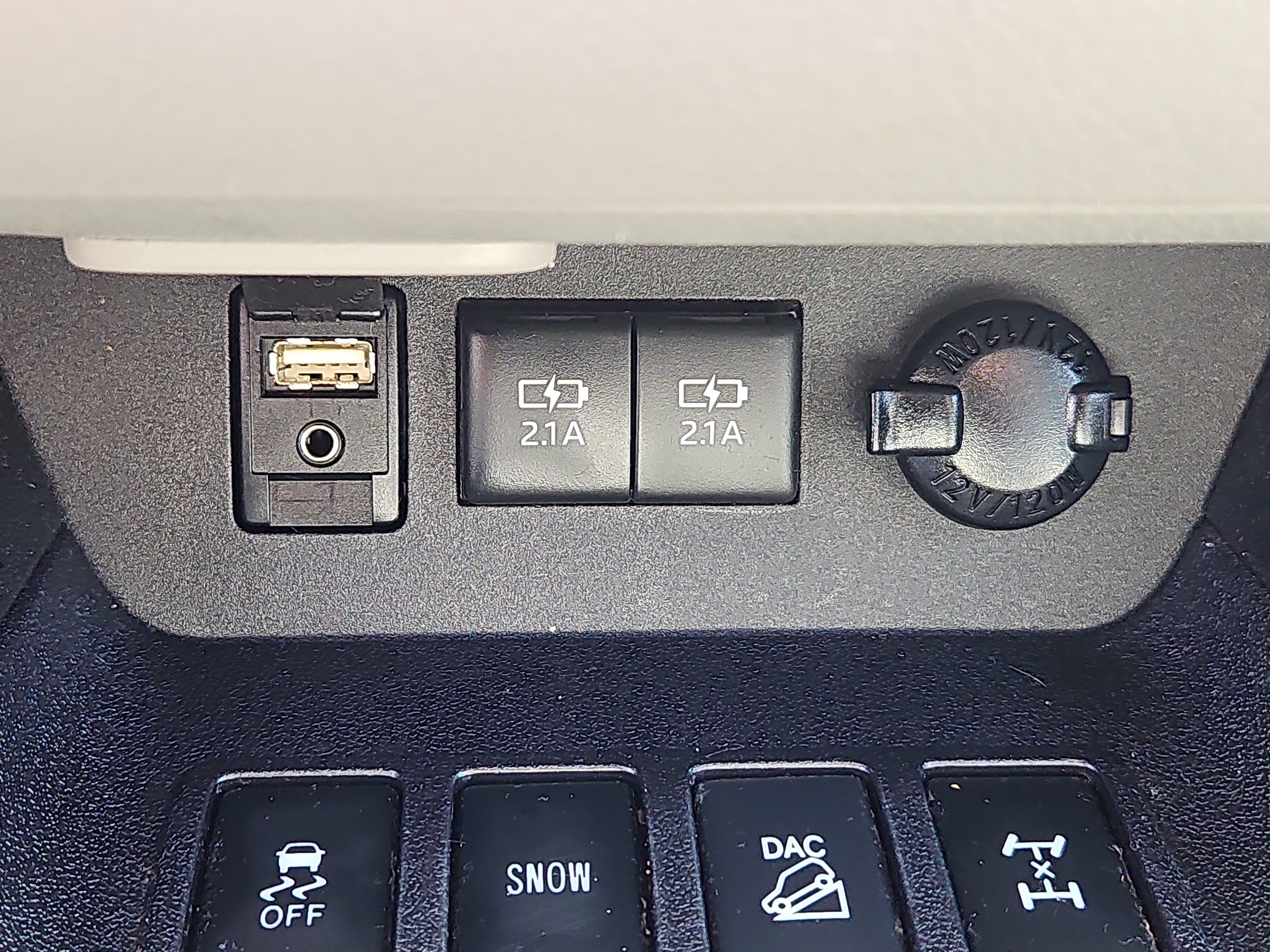 Used 2017 Toyota Highlander XLE w/ Carpet Mat Package image 10