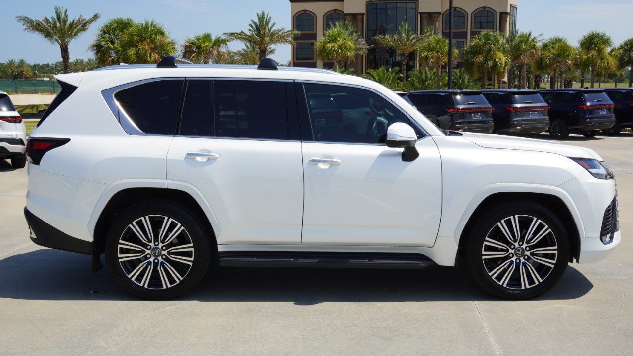 Certified 2024 Lexus LX 600 4WD w/ Luxury Package image 4