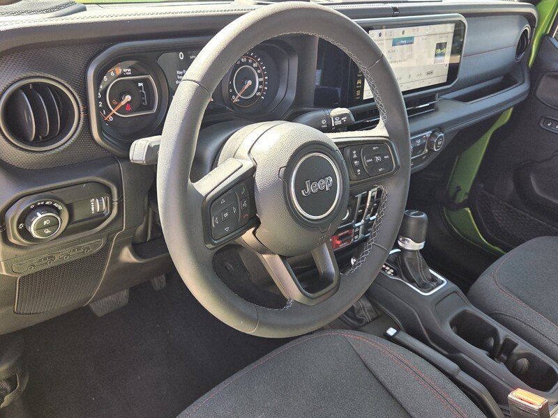 Used 2025 Jeep Gladiator Rubicon AWD/4WD image 11