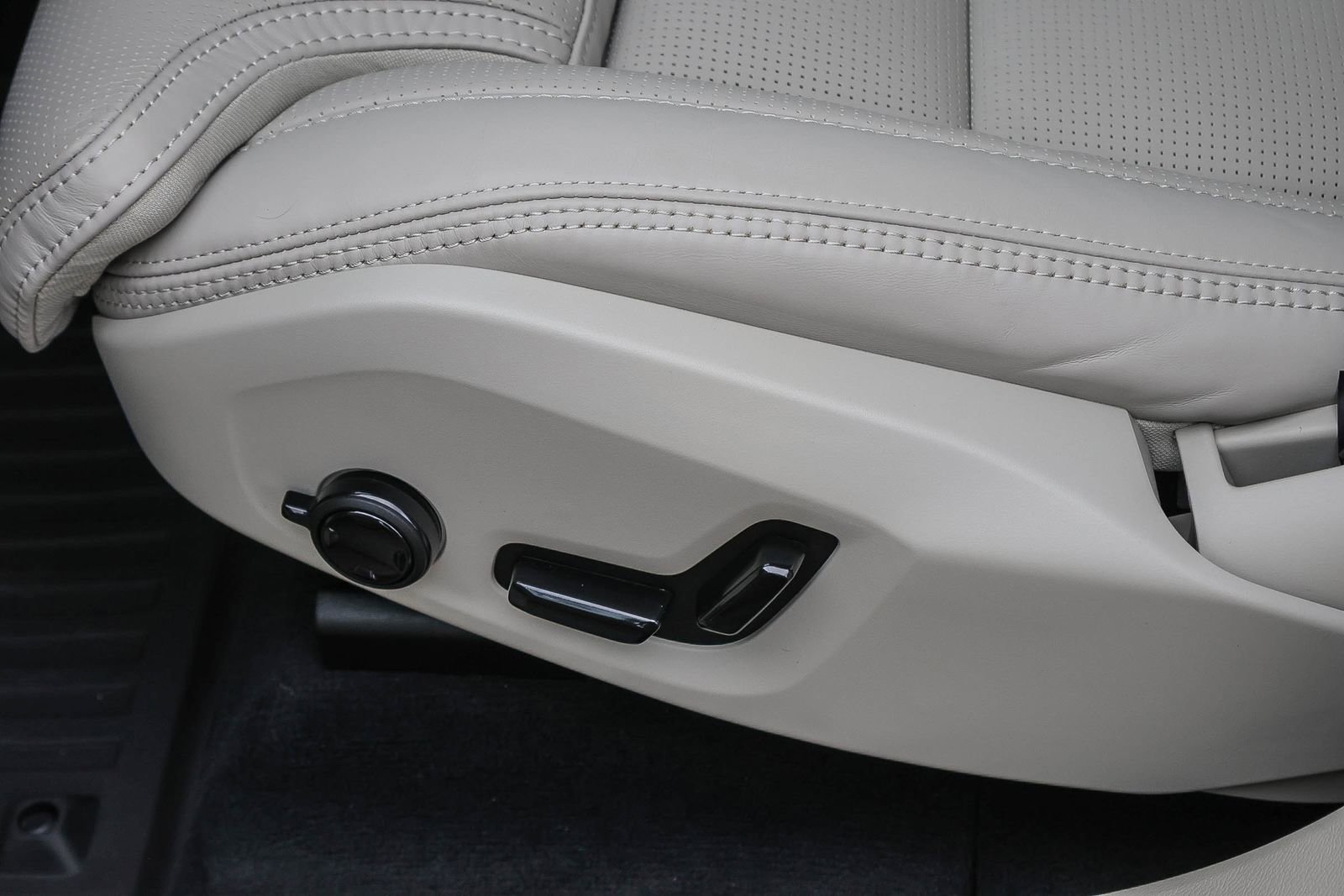 New 2026 Volvo XC60 B5 Ultra w/ Protection Package Premier image 29