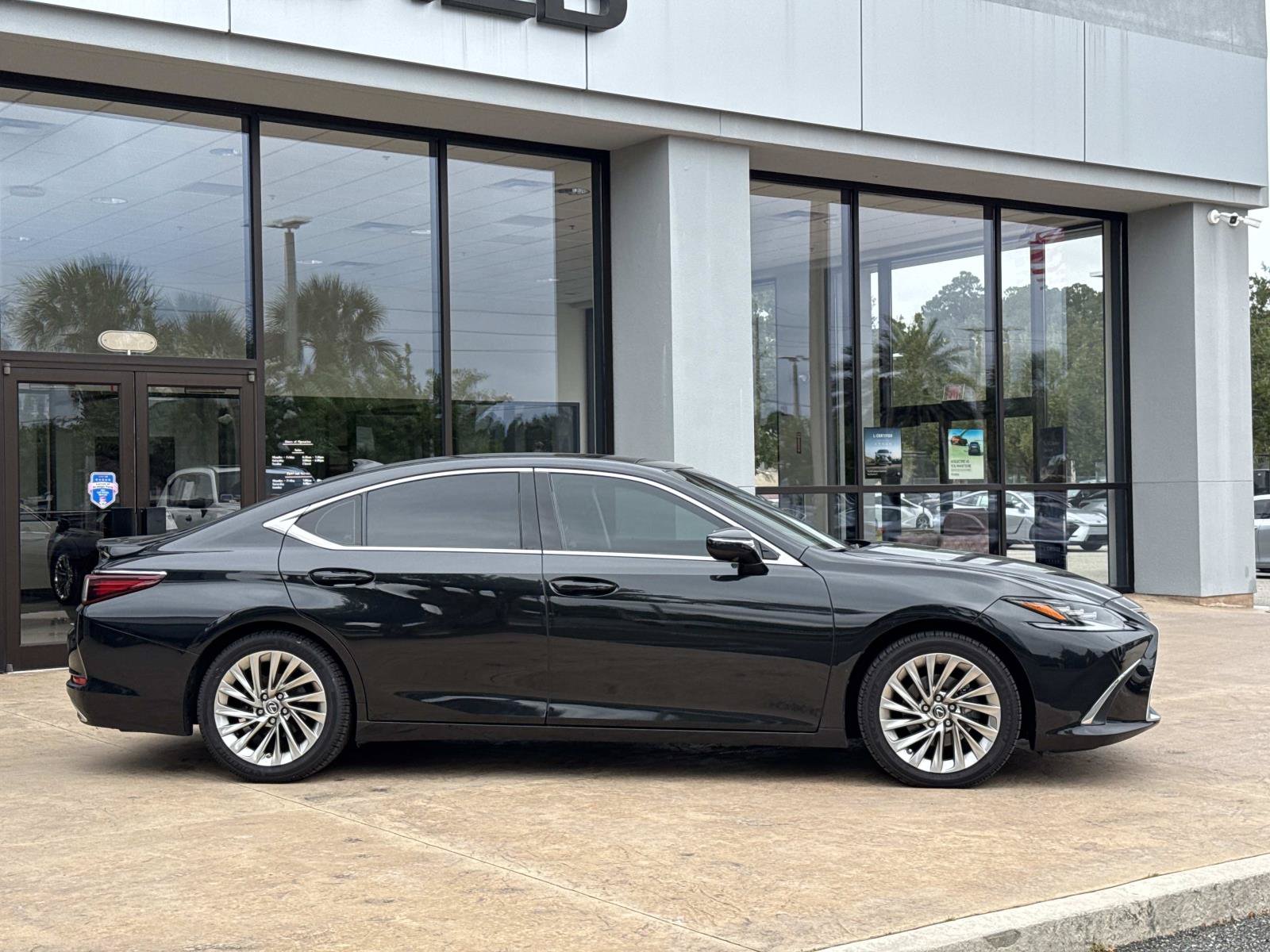 Certified 2022 Lexus ES 350 Ultra Luxury w/ Accessory Package 2 FWD image 2