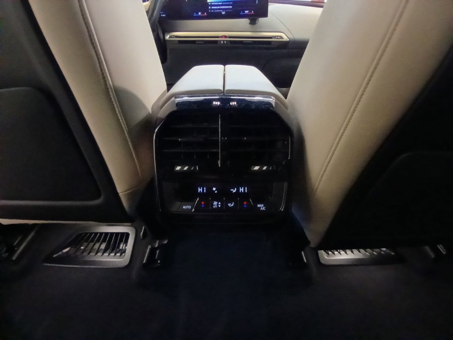 Used 2023 BMW iX xDrive50 w/ Sport Package image 16