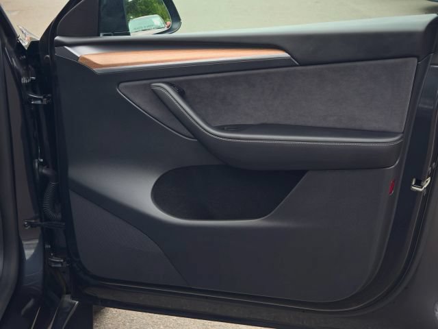 Used 2025 Tesla Model Y Long Range AWD/4WD image 35