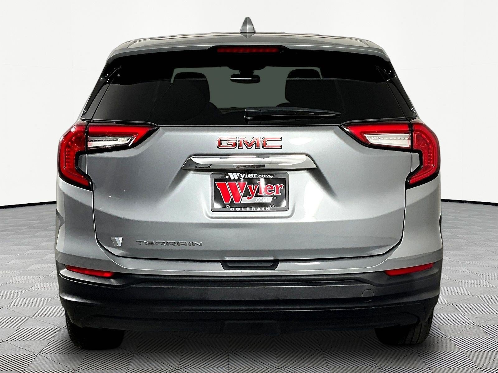 Used 2024 GMC Terrain SLE FWD image 5