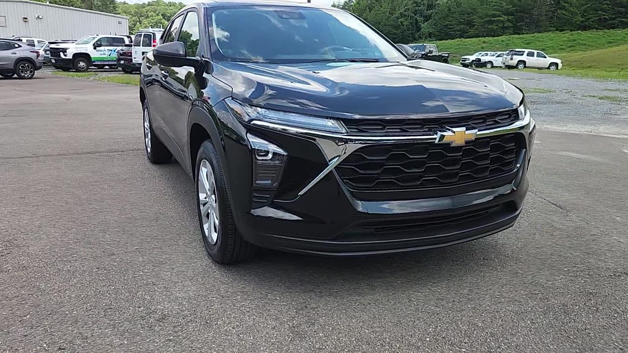 Used 2024 Chevrolet Trax LS w/ Driver Confidence Package FWD image 2