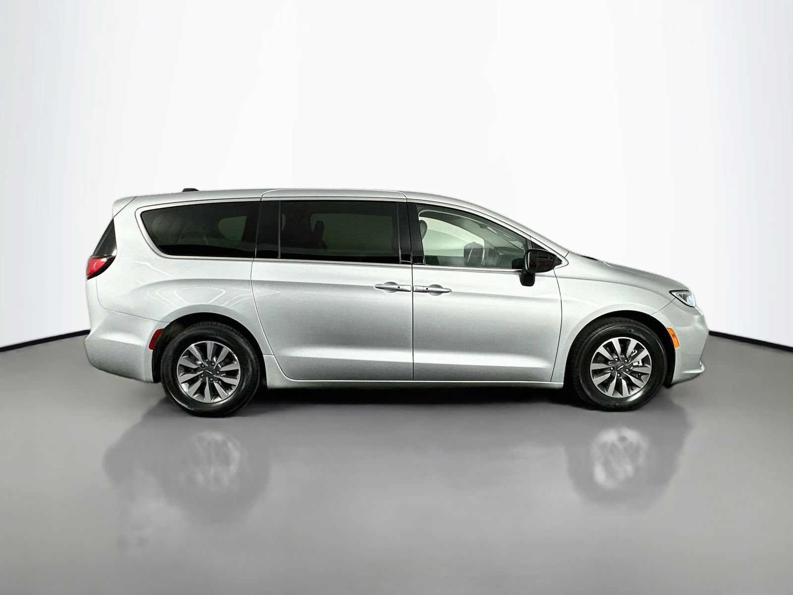 Used 2023 Chrysler Pacifica Touring-L FWD image 9