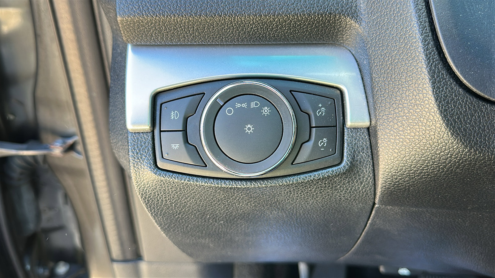 Used 2016 Ford Explorer XLT w/ Equipment Group 202A AWD/4WD image 15