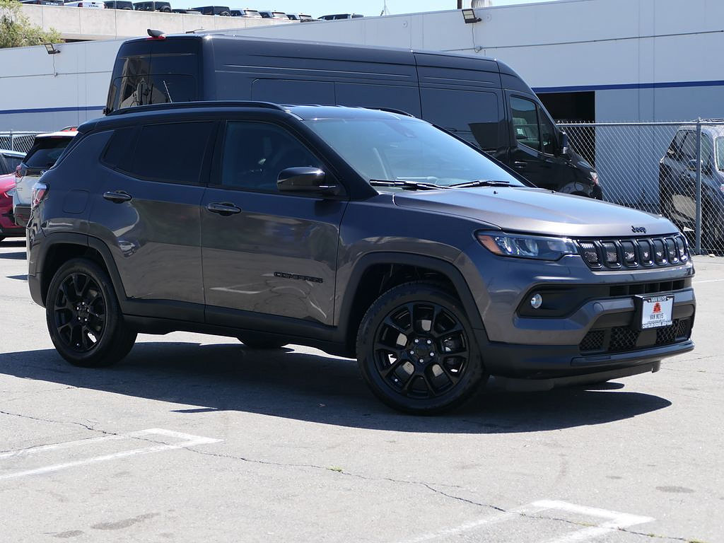 Used 2022 Jeep Compass Latitude FWD image 1