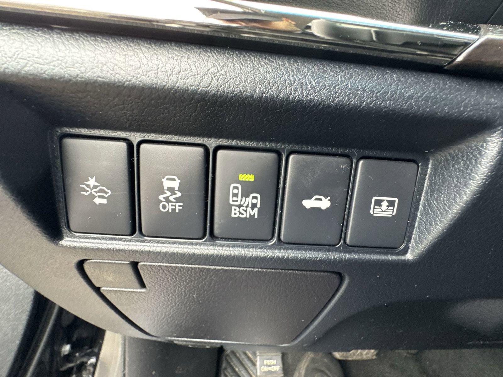 Used 2016 Toyota Avalon Limited w/ Toyota Safety Sense Package image 18