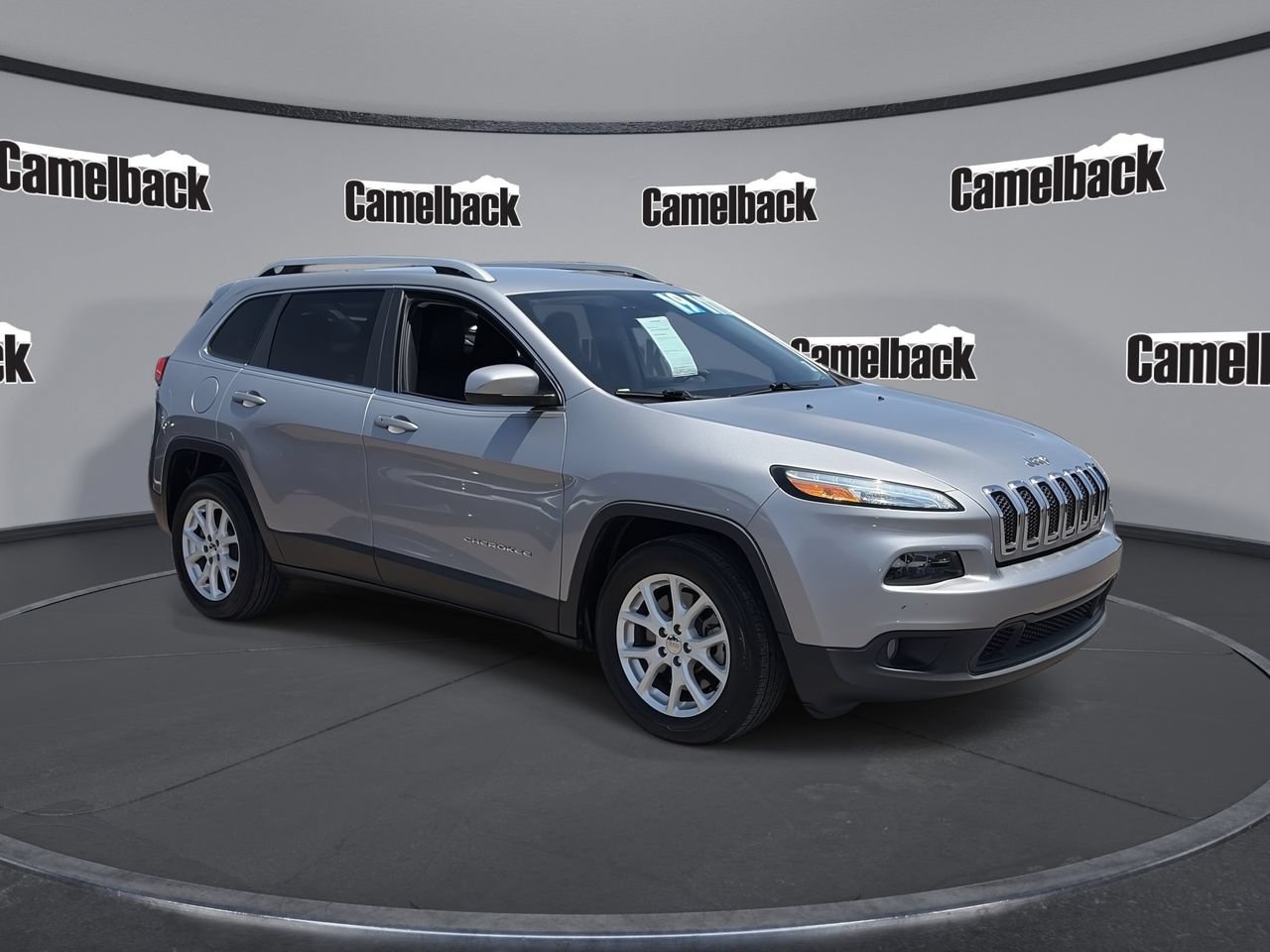 Used 2018 Jeep Cherokee Latitude Plus w/ Comfort/Convenience Group FWD image 1