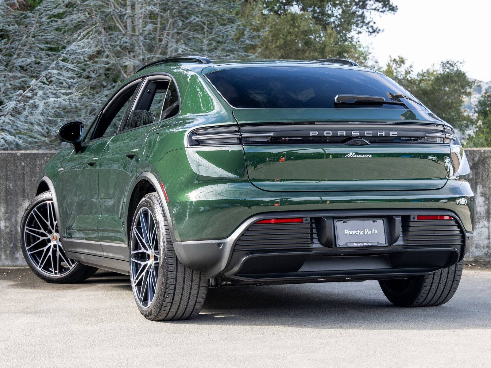 Certified 2025 Porsche Macan Electric image 3