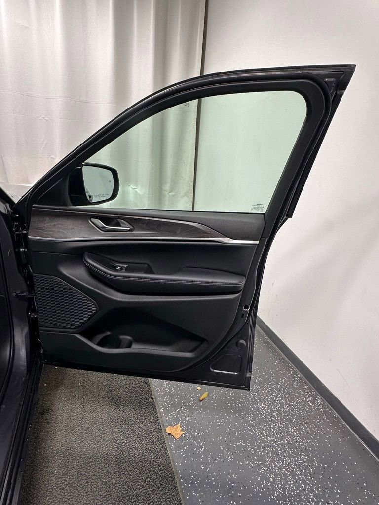 New 2025 Jeep Grand Cherokee Limited w/ Trailer Tow Package image 20