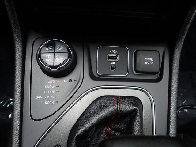 Used 2019 Jeep Cherokee Trailhawk w/ Cold Weather Group AWD/4WD image 22