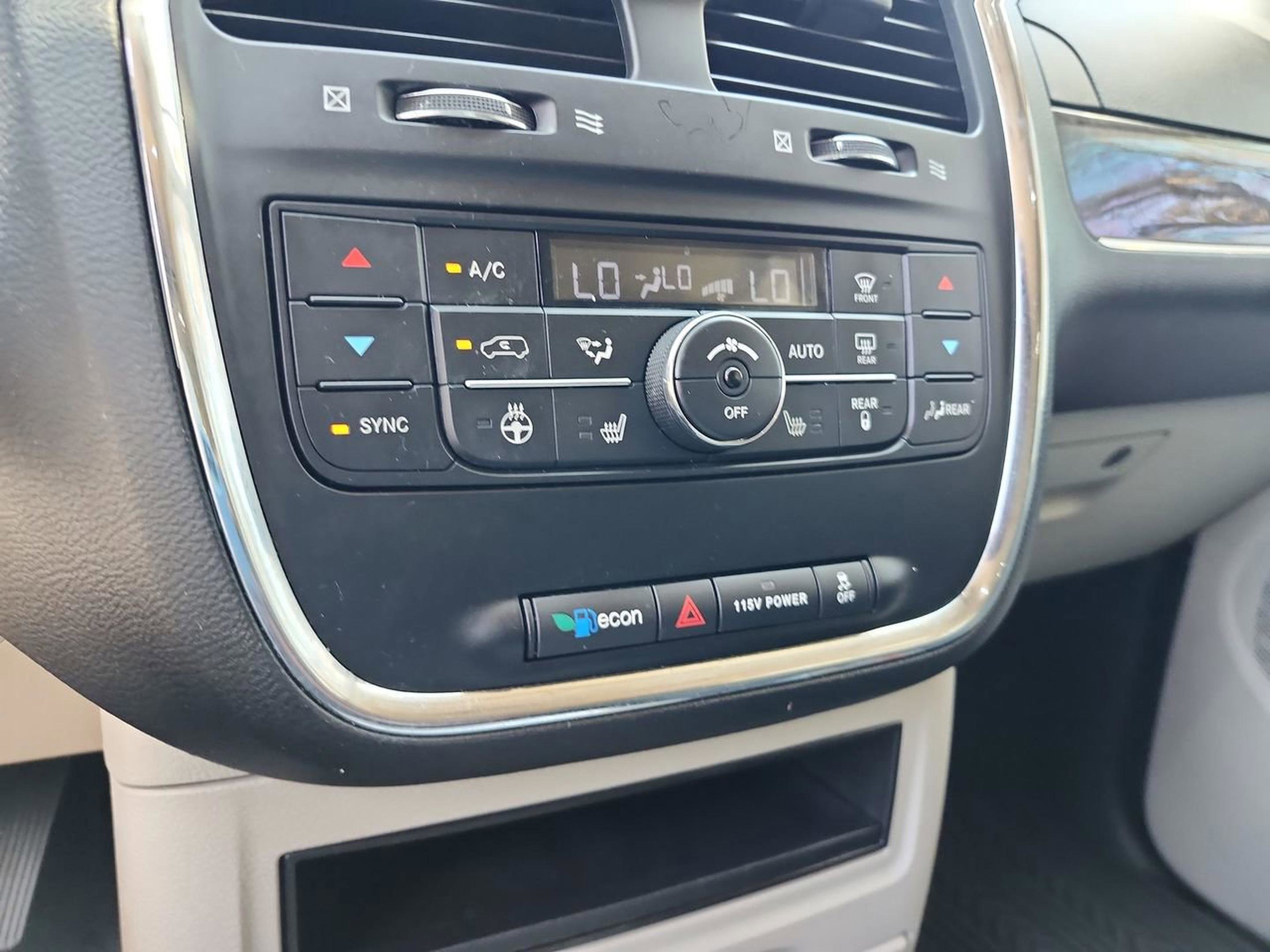 Used 2015 Chrysler Town & Country Touring w/ Driver Convenience Group FWD image 26