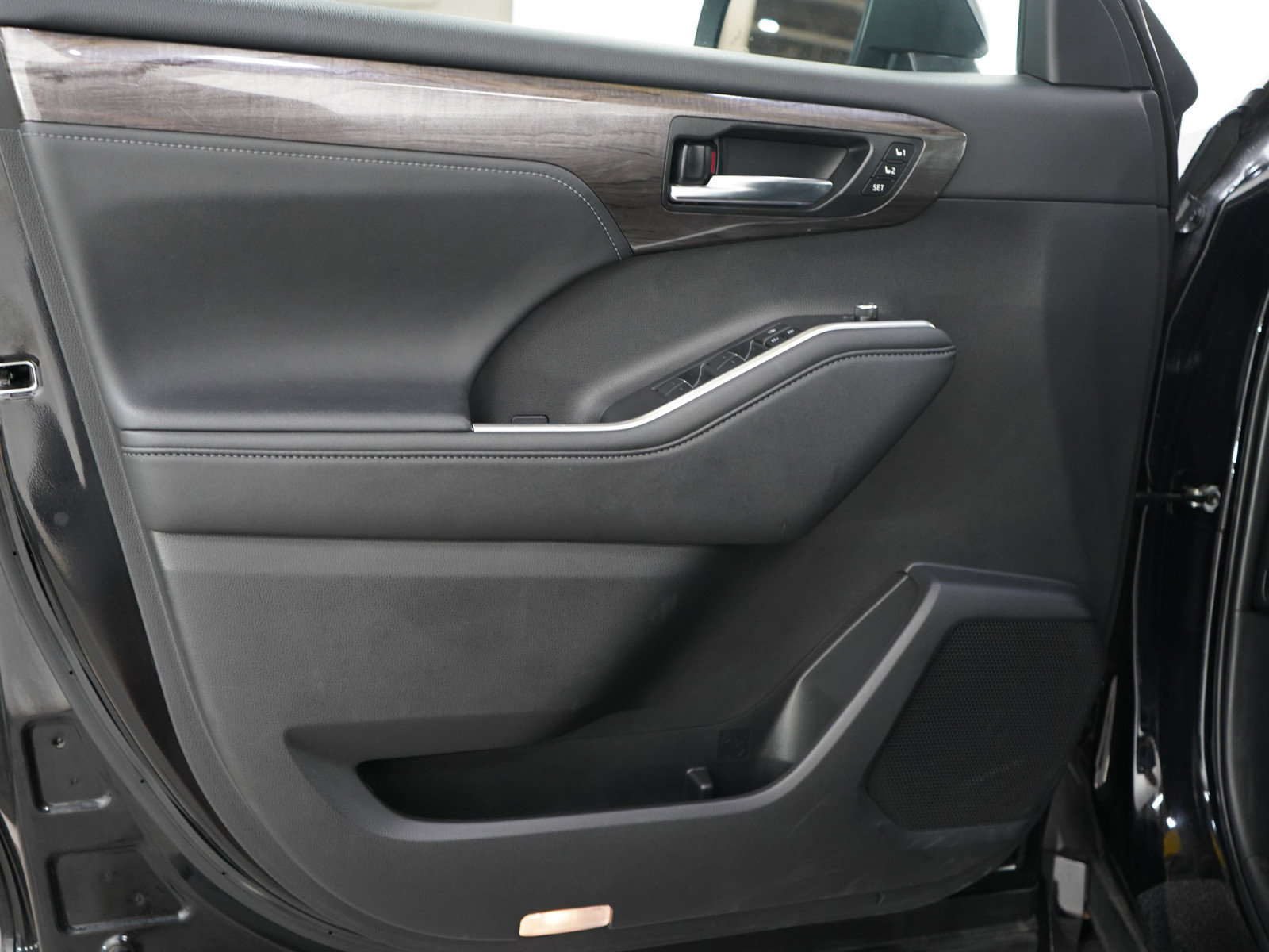 Used 2024 Toyota Highlander Limited AWD/4WD image 22